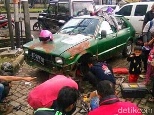 Mobil Mogok, Abah dan Ambu Nginap di Mobil 6 Hari