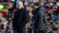 Ini menjadi pertemuan pertama antara Mourinho dan Conte sejak keduanya terlibat perang kata-kata di media pada bulan lalu. Foto: Andrew Yates/Reuters