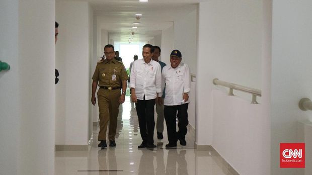 Anies Baswedan saat mendampingi Presiden Jokowi mengecek kesiapan Wisma Atlet di Kemayoran untuk Asian Games 2018. (