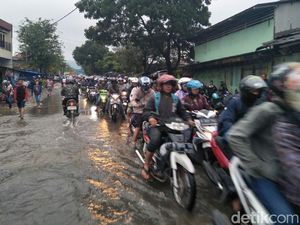 Jalur Balendah-Bojongsoang Bandung Tersendat Akibat Banjir