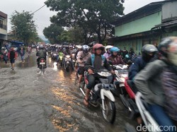 Jalur Balendah-Bojongsoang Bandung Tersendat Akibat Banjir