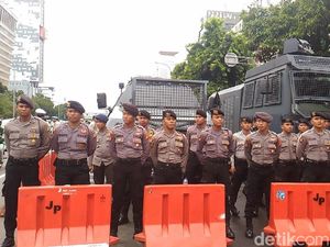 Foto: Massa dan Pengamanan Jelang Sidang PK Ahok
