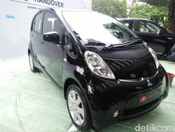 Mitsubishi Beri 10 Mobil Listrik untuk Pemerintah Secara Cuma-cuma