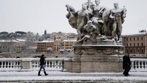 Foto: Langka! Roma Diguyur Hujan Salju Terlebat