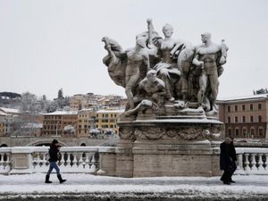 Foto: Langka! Roma Diguyur Hujan Salju Terlebat