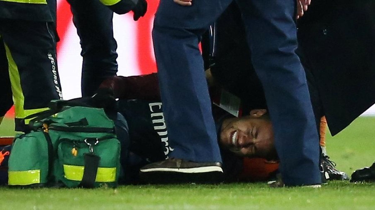 Neymar dipastikan akan menjalani operasi (Foto: Stephane Mahe/Reuters)
