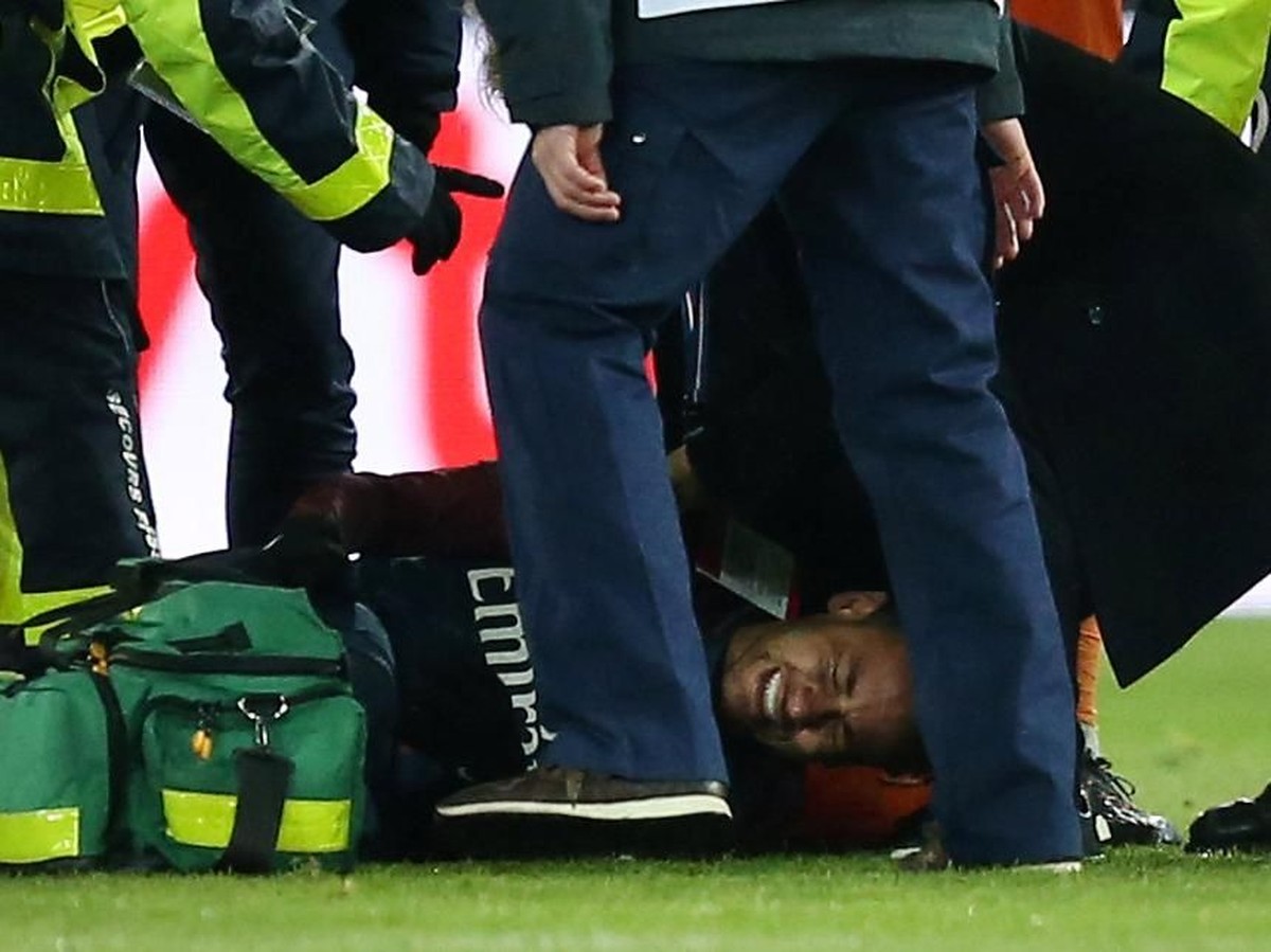 Neymar mengalami cedera dan belum bisa dipastikan apakah akan main saat PSG gantian menjamu Real Madrid (Stephane Mahe/Reuters)