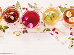 7 Teh Aromatik dan Kaya Manfaat Ini Berasal dari Bunga-bunga Cantik