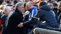 Mourinho dan Conte bersalaman sebelum pertandingan di Old Trafford, Minggu (25/2/2018), dimulai. Foto: Jason Cairnduff/Action Images via Reuters