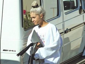 Lama Vakum dari Musik, Ariana Grande Terlihat Nyeker di Los Angeles