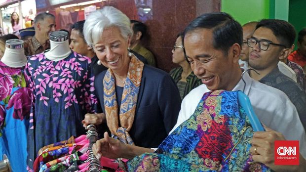 Jokowi Bertemu Dengan Direktur Pelaksana IMF Presiden Joko Widodo mengajak Direktur Pelaksana IMF Christine Lagarde meninjau Pasar Tanah Abang.