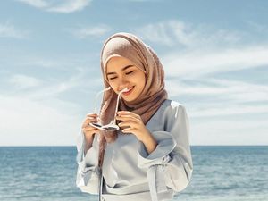 6 Tips Menarik Padu Padan Hijab ke Pantai  yang Simple Ala Selebgram