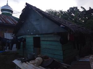 Miris! Keluarga di Bone Ini Tinggal di Bekas Kandang Ayam