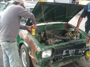 Komunitas Kawal Mobil Abah Buang dan Ambu Surtiah yang Sempat Mogok Komunitas Kawal Mobil Abah Buang dan Ambu Surtiah yang Sempat Mogok