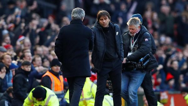 Foto: Momen Jabat Tangan Mourinho-Conte di Old Trafford