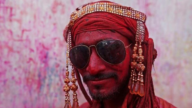 Tradisi melemparkan serbuk berwarna diyakini bermula dari kisah cinta antara dewa Khrisna dan Radha.