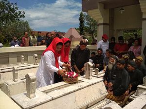 Datang ke Tulungagung, Puti Ziarah ke Makam Pengasuh Bung Karno