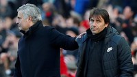 Menurut Mourinho, jabat tangan memang tak harus diiringi kata-kata. Foto: Andrew Yates/Reuters