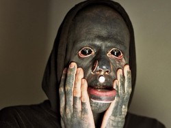 Seram! Pria Ini Tato Seluruh Tubuhnya, Termasuk Kedua Bola Mata