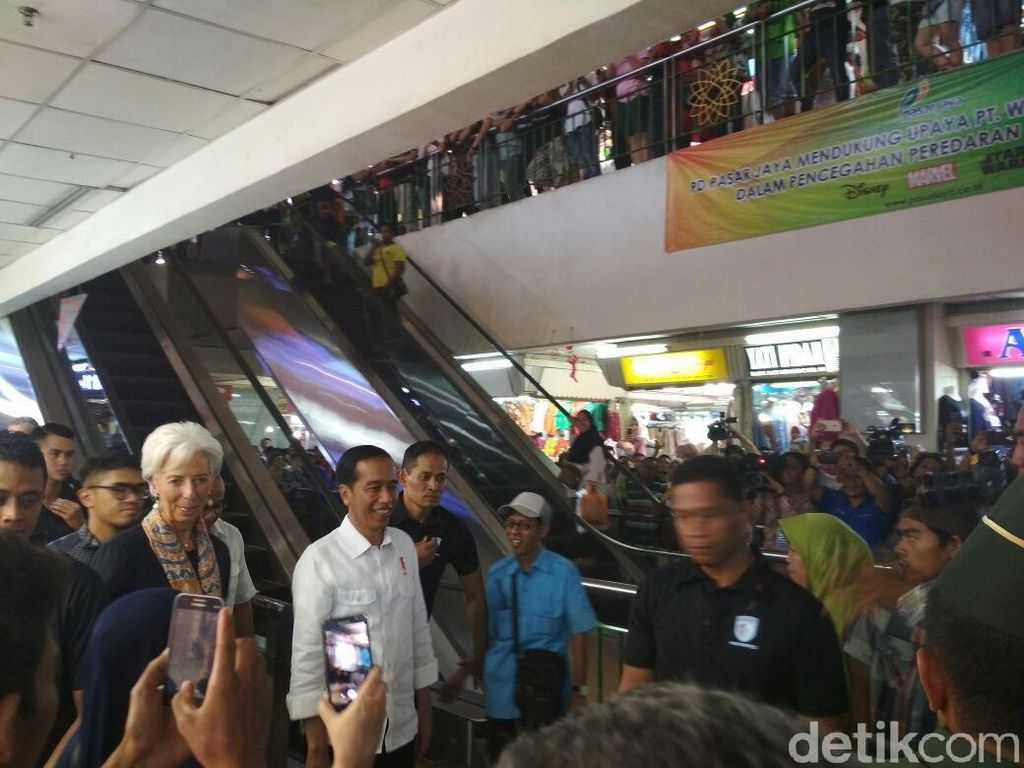 Tiba di Pasar Tanah Abang, Jokowi dan Bos IMF Disambut Warga Tiba di Pasar Tanah Abang, Jokowi dan Bos IMF Disambut Warga