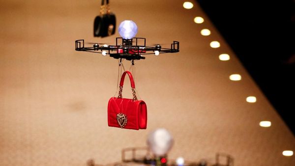 Foto: Ini Fashion Show Zaman Now, Drone Gantikan Model di Catwalk