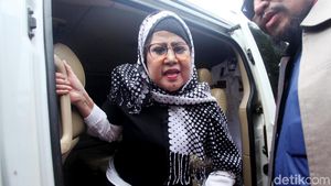 Elvy Sukaesih Sambangi Polda Metro soal Kasus Narkoba Dhawiya