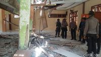 Potret Masjid Al Muhajirin Rusak Akibat Gempa 7,6 SR di Papua