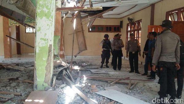Potret Masjid Al Muhajirin Rusak Akibat Gempa 7,6 SR di Papua