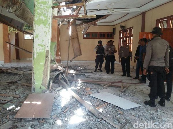 Potret Masjid Al Muhajirin Rusak Akibat Gempa 7,6 SR di Papua