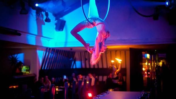 Di Restoran Ini Bisa Makan Enak Sambil Nonton Sirkus dan Kabaret