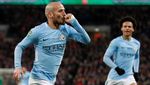 Foto: City Angkat Trofi Pertamanya Musim Ini