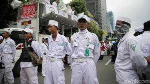 Ketika Massa Pro dan Kontra Ahok Beradu Orasi