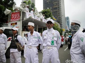 Ketika Massa Pro dan Kontra Ahok Beradu Orasi Ketika Massa Pro dan Kontra Ahok Beradu Orasi