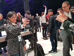 Dian Sastro Girang Sambut Galaxy S9 dan S9+