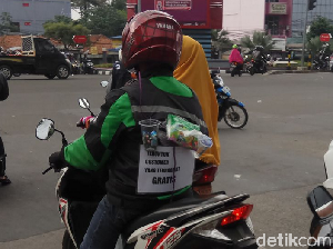 Cari Pahala Driver Ojol Bagi-bagi Snack dan Permen Gratis untuk Pengguna