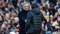 Seusai pertandingan di Old Trafford, yang dimenangi MU dengan skor 2-1, Mourinho dan Conte kembali berjabat tangan. Foto: Andrew Yates/Reuters