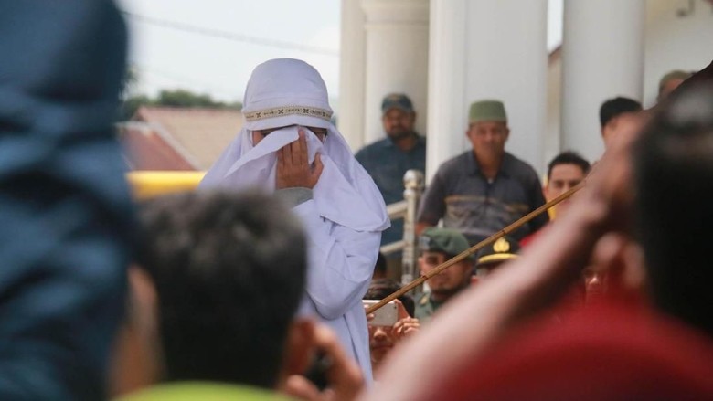 Pasutri di Aceh Dicambuk karena Berjudi, Warga Rekam dengan Hp