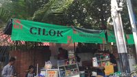 Potret PKL Berspanduk OK OCE Jualan di Trotoar di Jaksel