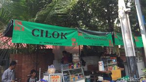 Potret PKL Berspanduk OK OCE Jualan di Trotoar di Jaksel