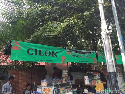 Potret PKL Berspanduk OK OCE Jualan di Trotoar di Jaksel