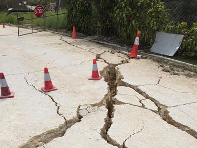 Penampakan Terbelahnya Jalan di Papua Pasca Diguncang Gempa