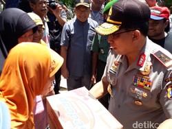 Kapolda Jatim Beri Bantuan Korban Banjir di Bojonegoro