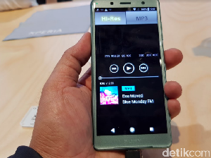 Menggenggam Si Bengkak Sony Xperia XZ2 dan XZ2 Compact Menggenggam Si Bengkak Sony Xperia XZ2 dan XZ2 Compact