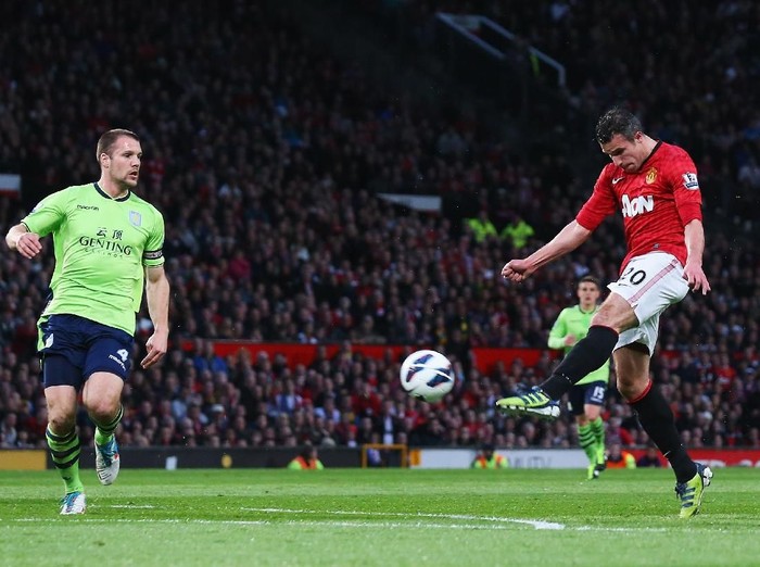 MANCHESTER, ENGLAND - APRIL 22:  Robin van Persie of Manchester United scores his team's second goal during the Barclays Premier League match between Manchester United and Aston Villa at Old Trafford on April 22, 2013 in Manchester, England.  (Photo by Alex Livesey/Getty Images)