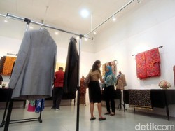 Mau Beli Gitar Hingga Sepeda Menteri? Ikut Lelangnya di Sini