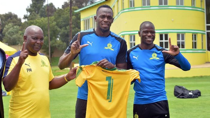 Usain Bolt ketika mengunjungi latihan Mamelodi Sundowns (Lefty Shivambu/Gallo Images/Getty Images) Usain Bolt ketika mengunjungi latihan Mamelodi Sundowns (Lefty Shivambu/Gallo Images/Getty Images)