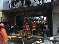 Kebakaran Toko Tekstil di Pasar Baru Berhasil Dipadamkan