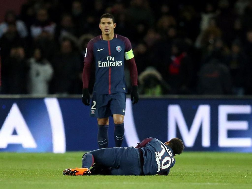 Neymar Cedera karena Salah Sendiri Neymar Cedera karena Salah Sendiri
