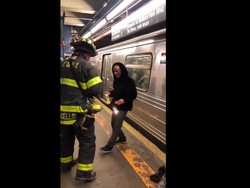 Viral, Pria Mabuk Asyik Menari Usai Nyaris Tertabrak Kereta