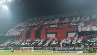 Ini salah satu koreografi yang kerap ada di stadion San Siro kala AC Milan bermain. (Istimewa)